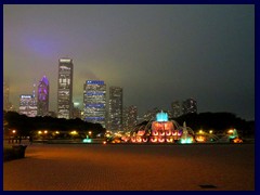 Chicago by night - Buckingham Fountain and views from Grant Park before a thunderstorm